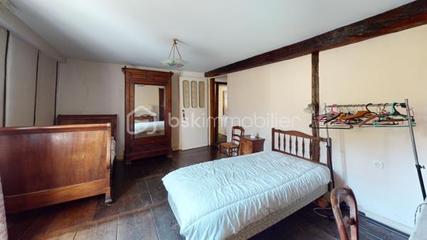 Maison du 18ème siècle de 14 pièces au coeur du village d'Urt d'environ 330 m2 avec garage sur 2 parcelles totale de 1 235 m2. La maison possède 3 niveaux.

Visite virtuelle de la maison sur demande.

Maison à fort potentiel en plein coeur du village. Possibilité de faire un appartement indépendant à la maison avec forte rentabilité locative.

Au RDC, vous trouverez un salon d'environ 40 m2, une cuisine, une salle de bain, un wc séparé, de nombreux rangements. Un accès au garage se fait par la pièce de vie avec possibilité de faire un appartement de plain-pied.

Au R+1 : se trouve 4 chambres, 1 salle de bain, un wc séparé, 1 bureau et une bibliothèque.

Au R+2 mensarde et pallier : 3 chambres, 1 salle d'eau et un grenier 

R+3 Mezzanine : accès petit balcon côté jardin.

Extérieur: Grand jardin arboré avec terrasse. Un grand garage. Terrain piscinable et constructible.

Technique : Chauffage gaz de ville, chaudière à condensation. Tout à l'égout. Fibre dans le village.
