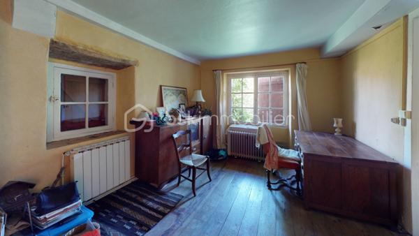 Maison du 18ème siècle de 14 pièces au coeur du village d'Urt d'environ 330 m2 avec garage sur 2 parcelles totale de 1 235 m2. La maison possède 3 niveaux.

Visite virtuelle de la maison sur demande.

Maison à fort potentiel en plein coeur du village. Possibilité de faire un appartement indépendant à la maison avec forte rentabilité locative.

Au RDC, vous trouverez un salon d'environ 40 m2, une cuisine, une salle de bain, un wc séparé, de nombreux rangements. Un accès au garage se fait par la pièce de vie avec possibilité de faire un appartement de plain-pied.

Au R+1 : se trouve 4 chambres, 1 salle de bain, un wc séparé, 1 bureau et une bibliothèque.

Au R+2 mensarde et pallier : 3 chambres, 1 salle d'eau et un grenier 

R+3 Mezzanine : accès petit balcon côté jardin.

Extérieur: Grand jardin arboré avec terrasse. Un grand garage. Terrain piscinable et constructible.

Technique : Chauffage gaz de ville, chaudière à condensation. Tout à l'égout. Fibre dans le village.