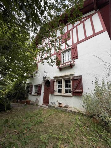 Maison du 18ème siècle de 14 pièces au coeur du village d'Urt d'environ 330 m2 avec garage sur 2 parcelles totale de 1 235 m2. La maison possède 3 niveaux.

Visite virtuelle de la maison sur demande.

Maison à fort potentiel en plein coeur du village. Possibilité de faire un appartement indépendant à la maison avec forte rentabilité locative.

Au RDC, vous trouverez un salon d'environ 40 m2, une cuisine, une salle de bain, un wc séparé, de nombreux rangements. Un accès au garage se fait par la pièce de vie avec possibilité de faire un appartement de plain-pied.

Au R+1 : se trouve 4 chambres, 1 salle de bain, un wc séparé, 1 bureau et une bibliothèque.

Au R+2 mensarde et pallier : 3 chambres, 1 salle d'eau et un grenier 

R+3 Mezzanine : accès petit balcon côté jardin.

Extérieur: Grand jardin arboré avec terrasse. Un grand garage. Terrain piscinable et constructible.

Technique : Chauffage gaz de ville, chaudière à condensation. Tout à l'égout. Fibre dans le village.