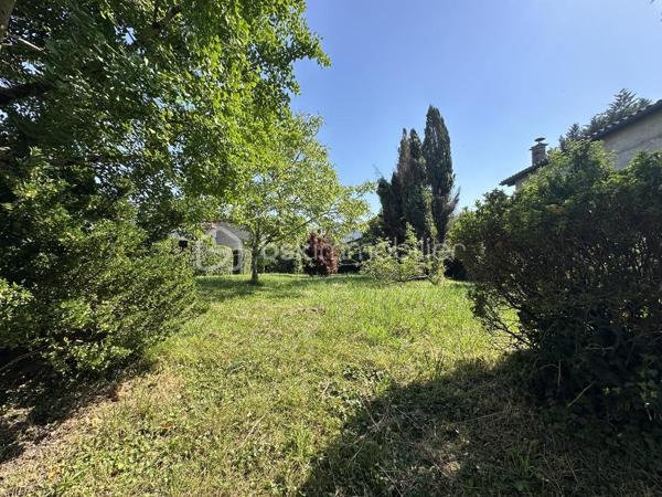 Maison du 18ème siècle de 14 pièces au coeur du village d'Urt d'environ 330 m2 avec garage sur 2 parcelles totale de 1 235 m2. La maison possède 3 niveaux.

Visite virtuelle de la maison sur demande.

Maison à fort potentiel en plein coeur du village. Possibilité de faire un appartement indépendant à la maison avec forte rentabilité locative.

Au RDC, vous trouverez un salon d'environ 40 m2, une cuisine, une salle de bain, un wc séparé, de nombreux rangements. Un accès au garage se fait par la pièce de vie avec possibilité de faire un appartement de plain-pied.

Au R+1 : se trouve 4 chambres, 1 salle de bain, un wc séparé, 1 bureau et une bibliothèque.

Au R+2 mensarde et pallier : 3 chambres, 1 salle d'eau et un grenier 

R+3 Mezzanine : accès petit balcon côté jardin.

Extérieur: Grand jardin arboré avec terrasse. Un grand garage. Terrain piscinable et constructible.

Technique : Chauffage gaz de ville, chaudière à condensation. Tout à l'égout. Fibre dans le village.