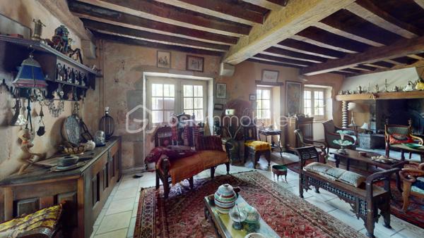 Maison du 18ème siècle de 14 pièces au coeur du village d'Urt d'environ 330 m2 avec garage sur 2 parcelles totale de 1 235 m2. La maison possède 3 niveaux.

Visite virtuelle de la maison sur demande.

Maison à fort potentiel en plein coeur du village. Possibilité de faire un appartement indépendant à la maison avec forte rentabilité locative.

Au RDC, vous trouverez un salon d'environ 40 m2, une cuisine, une salle de bain, un wc séparé, de nombreux rangements. Un accès au garage se fait par la pièce de vie avec possibilité de faire un appartement de plain-pied.

Au R+1 : se trouve 4 chambres, 1 salle de bain, un wc séparé, 1 bureau et une bibliothèque.

Au R+2 mensarde et pallier : 3 chambres, 1 salle d'eau et un grenier 

R+3 Mezzanine : accès petit balcon côté jardin.

Extérieur: Grand jardin arboré avec terrasse. Un grand garage. Terrain piscinable et constructible.

Technique : Chauffage gaz de ville, chaudière à condensation. Tout à l'égout. Fibre dans le village.