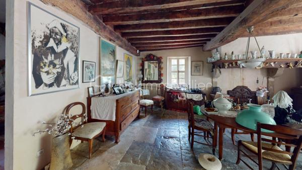 Maison du 18ème siècle de 14 pièces au coeur du village d'Urt d'environ 330 m2 avec garage sur 2 parcelles totale de 1 235 m2. La maison possède 3 niveaux.

Visite virtuelle de la maison sur demande.

Maison à fort potentiel en plein coeur du village. Possibilité de faire un appartement indépendant à la maison avec forte rentabilité locative.

Au RDC, vous trouverez un salon d'environ 40 m2, une cuisine, une salle de bain, un wc séparé, de nombreux rangements. Un accès au garage se fait par la pièce de vie avec possibilité de faire un appartement de plain-pied.

Au R+1 : se trouve 4 chambres, 1 salle de bain, un wc séparé, 1 bureau et une bibliothèque.

Au R+2 mensarde et pallier : 3 chambres, 1 salle d'eau et un grenier 

R+3 Mezzanine : accès petit balcon côté jardin.

Extérieur: Grand jardin arboré avec terrasse. Un grand garage. Terrain piscinable et constructible.

Technique : Chauffage gaz de ville, chaudière à condensation. Tout à l'égout. Fibre dans le village.