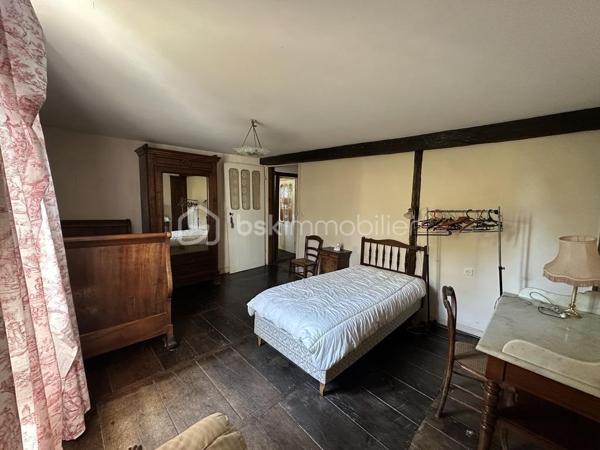Maison du 18ème siècle de 14 pièces au coeur du village d'Urt d'environ 330 m2 avec garage sur 2 parcelles totale de 1 235 m2. La maison possède 3 niveaux.

Visite virtuelle de la maison sur demande.

Maison à fort potentiel en plein coeur du village. Possibilité de faire un appartement indépendant à la maison avec forte rentabilité locative.

Au RDC, vous trouverez un salon d'environ 40 m2, une cuisine, une salle de bain, un wc séparé, de nombreux rangements. Un accès au garage se fait par la pièce de vie avec possibilité de faire un appartement de plain-pied.

Au R+1 : se trouve 4 chambres, 1 salle de bain, un wc séparé, 1 bureau et une bibliothèque.

Au R+2 mensarde et pallier : 3 chambres, 1 salle d'eau et un grenier 

R+3 Mezzanine : accès petit balcon côté jardin.

Extérieur: Grand jardin arboré avec terrasse. Un grand garage. Terrain piscinable et constructible.

Technique : Chauffage gaz de ville, chaudière à condensation. Tout à l'égout. Fibre dans le village.