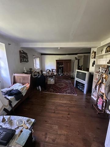 Maison du 18ème siècle de 14 pièces au coeur du village d'Urt d'environ 330 m2 avec garage sur 2 parcelles totale de 1 235 m2. La maison possède 3 niveaux.

Visite virtuelle de la maison sur demande.

Maison à fort potentiel en plein coeur du village. Possibilité de faire un appartement indépendant à la maison avec forte rentabilité locative.

Au RDC, vous trouverez un salon d'environ 40 m2, une cuisine, une salle de bain, un wc séparé, de nombreux rangements. Un accès au garage se fait par la pièce de vie avec possibilité de faire un appartement de plain-pied.

Au R+1 : se trouve 4 chambres, 1 salle de bain, un wc séparé, 1 bureau et une bibliothèque.

Au R+2 mensarde et pallier : 3 chambres, 1 salle d'eau et un grenier 

R+3 Mezzanine : accès petit balcon côté jardin.

Extérieur: Grand jardin arboré avec terrasse. Un grand garage. Terrain piscinable et constructible.

Technique : Chauffage gaz de ville, chaudière à condensation. Tout à l'égout. Fibre dans le village.