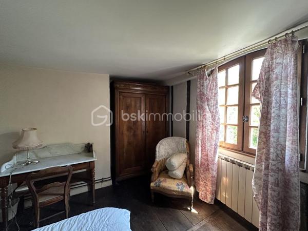 Maison du 18ème siècle de 14 pièces au coeur du village d'Urt d'environ 330 m2 avec garage sur 2 parcelles totale de 1 235 m2. La maison possède 3 niveaux.

Visite virtuelle de la maison sur demande.

Maison à fort potentiel en plein coeur du village. Possibilité de faire un appartement indépendant à la maison avec forte rentabilité locative.

Au RDC, vous trouverez un salon d'environ 40 m2, une cuisine, une salle de bain, un wc séparé, de nombreux rangements. Un accès au garage se fait par la pièce de vie avec possibilité de faire un appartement de plain-pied.

Au R+1 : se trouve 4 chambres, 1 salle de bain, un wc séparé, 1 bureau et une bibliothèque.

Au R+2 mensarde et pallier : 3 chambres, 1 salle d'eau et un grenier 

R+3 Mezzanine : accès petit balcon côté jardin.

Extérieur: Grand jardin arboré avec terrasse. Un grand garage. Terrain piscinable et constructible.

Technique : Chauffage gaz de ville, chaudière à condensation. Tout à l'égout. Fibre dans le village.