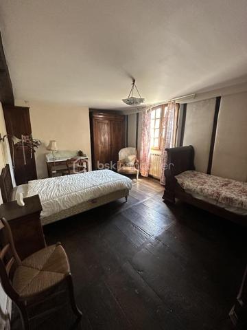 Maison du 18ème siècle de 14 pièces au coeur du village d'Urt d'environ 330 m2 avec garage sur 2 parcelles totale de 1 235 m2. La maison possède 3 niveaux.

Visite virtuelle de la maison sur demande.

Maison à fort potentiel en plein coeur du village. Possibilité de faire un appartement indépendant à la maison avec forte rentabilité locative.

Au RDC, vous trouverez un salon d'environ 40 m2, une cuisine, une salle de bain, un wc séparé, de nombreux rangements. Un accès au garage se fait par la pièce de vie avec possibilité de faire un appartement de plain-pied.

Au R+1 : se trouve 4 chambres, 1 salle de bain, un wc séparé, 1 bureau et une bibliothèque.

Au R+2 mensarde et pallier : 3 chambres, 1 salle d'eau et un grenier 

R+3 Mezzanine : accès petit balcon côté jardin.

Extérieur: Grand jardin arboré avec terrasse. Un grand garage. Terrain piscinable et constructible.

Technique : Chauffage gaz de ville, chaudière à condensation. Tout à l'égout. Fibre dans le village.