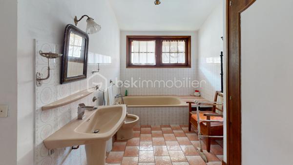 Maison du 18ème siècle de 14 pièces au coeur du village d'Urt d'environ 330 m2 avec garage sur 2 parcelles totale de 1 235 m2. La maison possède 3 niveaux.

Visite virtuelle de la maison sur demande.

Maison à fort potentiel en plein coeur du village. Possibilité de faire un appartement indépendant à la maison avec forte rentabilité locative.

Au RDC, vous trouverez un salon d'environ 40 m2, une cuisine, une salle de bain, un wc séparé, de nombreux rangements. Un accès au garage se fait par la pièce de vie avec possibilité de faire un appartement de plain-pied.

Au R+1 : se trouve 4 chambres, 1 salle de bain, un wc séparé, 1 bureau et une bibliothèque.

Au R+2 mensarde et pallier : 3 chambres, 1 salle d'eau et un grenier 

R+3 Mezzanine : accès petit balcon côté jardin.

Extérieur: Grand jardin arboré avec terrasse. Un grand garage. Terrain piscinable et constructible.

Technique : Chauffage gaz de ville, chaudière à condensation. Tout à l'égout. Fibre dans le village.