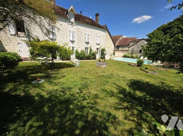Magnifique Maison Bourgeoise du 18e et ancienne bâtisse de l'Abbaye de Molesme saura vous sédui...
