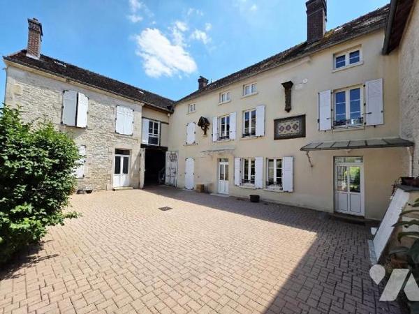Magnifique Maison Bourgeoise du 18e et ancienne bâtisse de l'Abbaye de Molesme saura vous sédui...