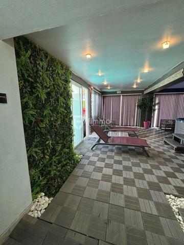 Bâtiment commercial avec piscine et jacuzzi à Lutterbach