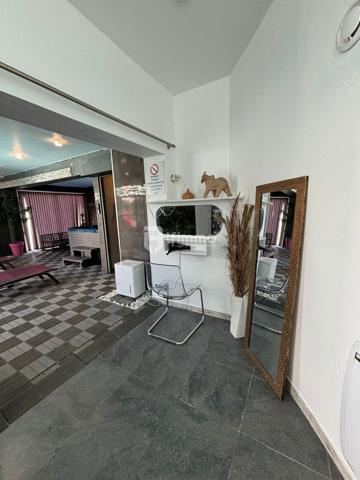 Bâtiment commercial avec piscine et jacuzzi à Lutterbach