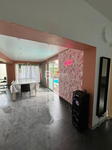 Bâtiment commercial avec piscine et jacuzzi à Lutterbach