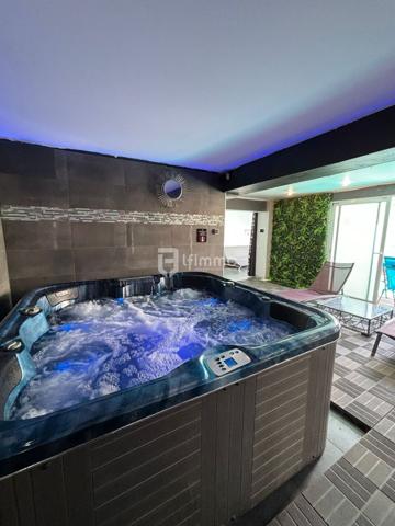 Bâtiment commercial avec piscine et jacuzzi à Lutterbach