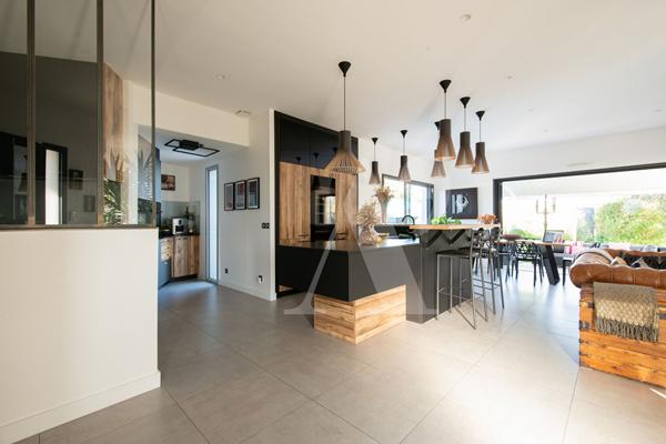 ARCHITECTURE CONTEMPORAINE - MAISON D'ARCHITECTE AVEC PISCINE - Carbon blanc