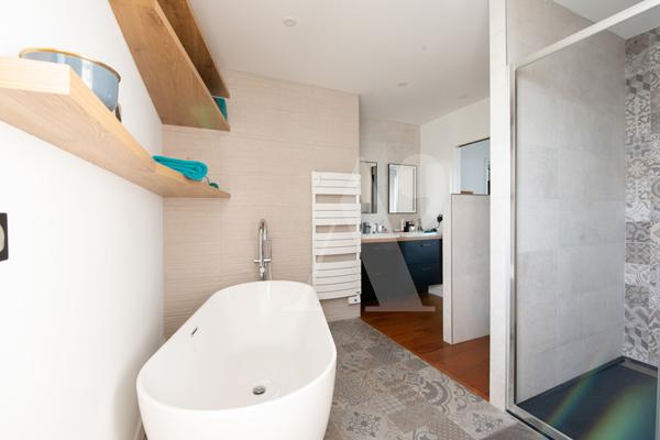 ARCHITECTURE CONTEMPORAINE - MAISON D'ARCHITECTE AVEC PISCINE - Carbon blanc