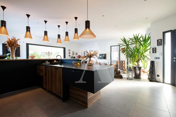 ARCHITECTURE CONTEMPORAINE - MAISON D'ARCHITECTE AVEC PISCINE - Carbon blanc