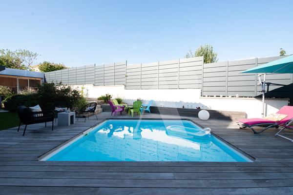 ARCHITECTURE CONTEMPORAINE - MAISON D'ARCHITECTE AVEC PISCINE - Carbon blanc