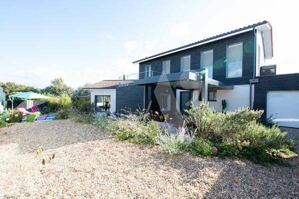 ARCHITECTURE CONTEMPORAINE - MAISON D'ARCHITECTE AVEC PISCINE - Carbon blanc