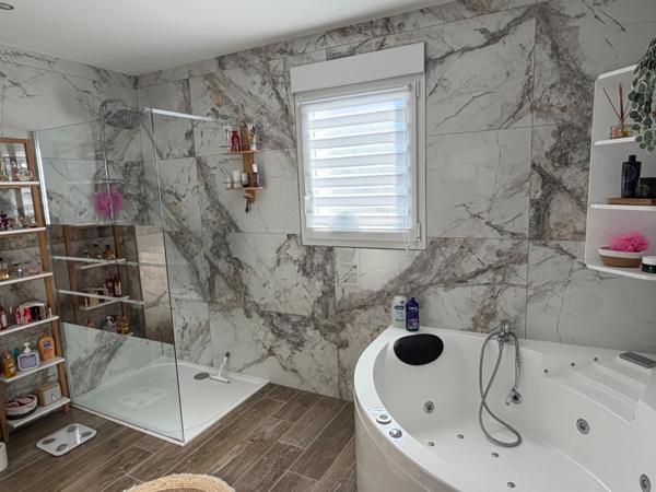 DE BELLES PRESTATIONS POUR CE PAVILLON MODERNE