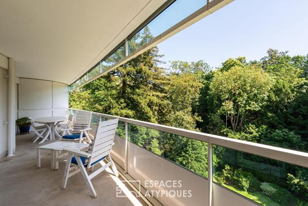 Un appartement suspendu dans la verdure