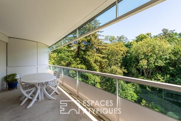 Un appartement suspendu dans la verdure