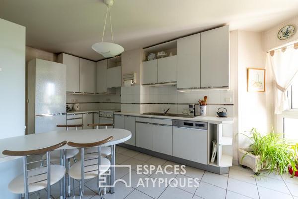 Un appartement suspendu dans la verdure