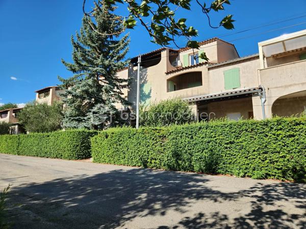 04160 L'ESCALE.  EXCLUSIVITE
 Découvrez cet agréable APPARTEMENT T3 rénové en 2018, situé au REZ de CHAUSSEE d'une petite copropriété, calme, proche des commodités, parking offrant une pièce vie lumineuse grâce à la baie vitrée et un espace cuisine avec une buanderie, deux chambres et une salle d'eau avec toilettes.
Pas de vis à vis et vue agréable.
Charges annuelles de copropriété faibles et stables depuis 10 ans : 600 euros environ.
DPE en cours