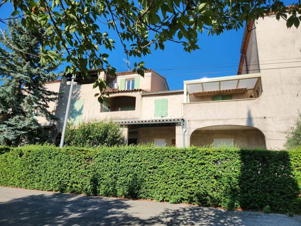 04160 L'ESCALE.  EXCLUSIVITE
 Découvrez cet agréable APPARTEMENT T3 rénové en 2018, situé au REZ de CHAUSSEE d'une petite copropriété, calme, proche des commodités, parking offrant une pièce vie lumineuse grâce à la baie vitrée et un espace cuisine avec une buanderie, deux chambres et une salle d'eau avec toilettes.
Pas de vis à vis et vue agréable.
Charges annuelles de copropriété faibles et stables depuis 10 ans : 600 euros environ.
DPE en cours