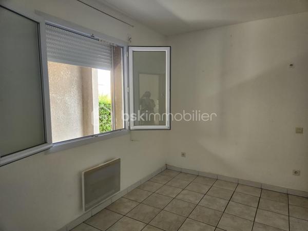 04160 L'ESCALE.  EXCLUSIVITE
 Découvrez cet agréable APPARTEMENT T3 rénové en 2018, situé au REZ de CHAUSSEE d'une petite copropriété, calme, proche des commodités, parking offrant une pièce vie lumineuse grâce à la baie vitrée et un espace cuisine avec une buanderie, deux chambres et une salle d'eau avec toilettes.
Pas de vis à vis et vue agréable.
Charges annuelles de copropriété faibles et stables depuis 10 ans : 600 euros environ.
DPE en cours
