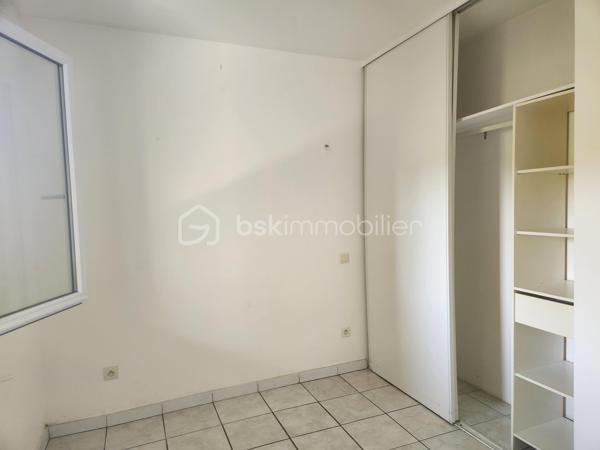 04160 L'ESCALE.  EXCLUSIVITE
 Découvrez cet agréable APPARTEMENT T3 rénové en 2018, situé au REZ de CHAUSSEE d'une petite copropriété, calme, proche des commodités, parking offrant une pièce vie lumineuse grâce à la baie vitrée et un espace cuisine avec une buanderie, deux chambres et une salle d'eau avec toilettes.
Pas de vis à vis et vue agréable.
Charges annuelles de copropriété faibles et stables depuis 10 ans : 600 euros environ.
DPE en cours