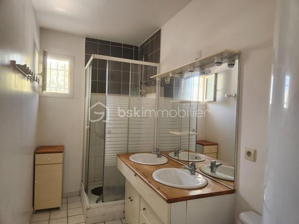 04160 L'ESCALE.  EXCLUSIVITE
 Découvrez cet agréable APPARTEMENT T3 rénové en 2018, situé au REZ de CHAUSSEE d'une petite copropriété, calme, proche des commodités, parking offrant une pièce vie lumineuse grâce à la baie vitrée et un espace cuisine avec une buanderie, deux chambres et une salle d'eau avec toilettes.
Pas de vis à vis et vue agréable.
Charges annuelles de copropriété faibles et stables depuis 10 ans : 600 euros environ.
DPE en cours