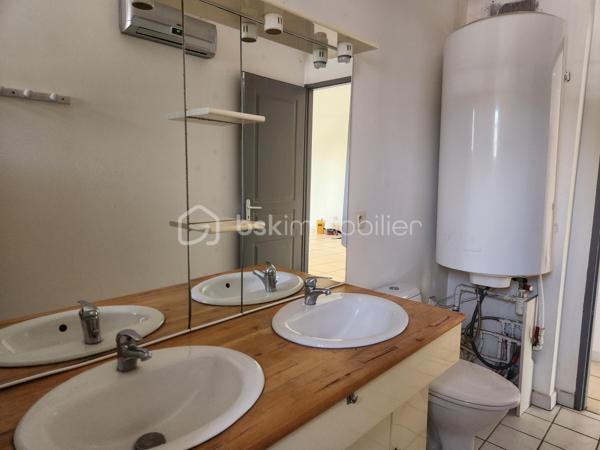04160 L'ESCALE.  EXCLUSIVITE
 Découvrez cet agréable APPARTEMENT T3 rénové en 2018, situé au REZ de CHAUSSEE d'une petite copropriété, calme, proche des commodités, parking offrant une pièce vie lumineuse grâce à la baie vitrée et un espace cuisine avec une buanderie, deux chambres et une salle d'eau avec toilettes.
Pas de vis à vis et vue agréable.
Charges annuelles de copropriété faibles et stables depuis 10 ans : 600 euros environ.
DPE en cours