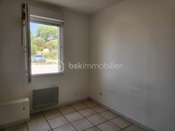 04160 L'ESCALE.  EXCLUSIVITE
 Découvrez cet agréable APPARTEMENT T3 rénové en 2018, situé au REZ de CHAUSSEE d'une petite copropriété, calme, proche des commodités, parking offrant une pièce vie lumineuse grâce à la baie vitrée et un espace cuisine avec une buanderie, deux chambres et une salle d'eau avec toilettes.
Pas de vis à vis et vue agréable.
Charges annuelles de copropriété faibles et stables depuis 10 ans : 600 euros environ.
DPE en cours