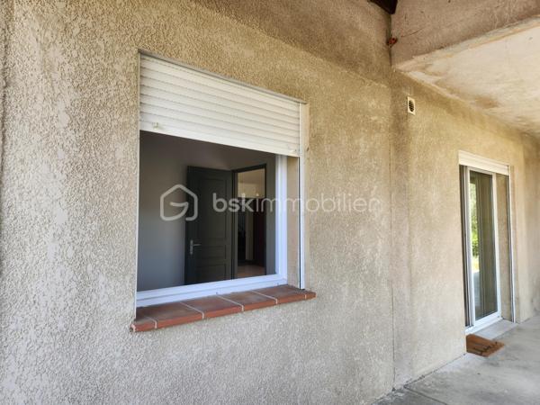 04160 L'ESCALE.  EXCLUSIVITE
 Découvrez cet agréable APPARTEMENT T3 rénové en 2018, situé au REZ de CHAUSSEE d'une petite copropriété, calme, proche des commodités, parking offrant une pièce vie lumineuse grâce à la baie vitrée et un espace cuisine avec une buanderie, deux chambres et une salle d'eau avec toilettes.
Pas de vis à vis et vue agréable.
Charges annuelles de copropriété faibles et stables depuis 10 ans : 600 euros environ.
DPE en cours