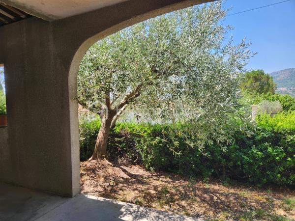 04160 L'ESCALE.  EXCLUSIVITE
 Découvrez cet agréable APPARTEMENT T3 rénové en 2018, situé au REZ de CHAUSSEE d'une petite copropriété, calme, proche des commodités, parking offrant une pièce vie lumineuse grâce à la baie vitrée et un espace cuisine avec une buanderie, deux chambres et une salle d'eau avec toilettes.
Pas de vis à vis et vue agréable.
Charges annuelles de copropriété faibles et stables depuis 10 ans : 600 euros environ.
DPE en cours