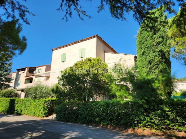 04160 L'ESCALE.  EXCLUSIVITE
 Découvrez cet agréable APPARTEMENT T3 rénové en 2018, situé au REZ de CHAUSSEE d'une petite copropriété, calme, proche des commodités, parking offrant une pièce vie lumineuse grâce à la baie vitrée et un espace cuisine avec une buanderie, deux chambres et une salle d'eau avec toilettes.
Pas de vis à vis et vue agréable.
Charges annuelles de copropriété faibles et stables depuis 10 ans : 600 euros environ.
DPE en cours