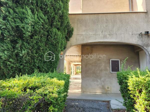 04160 L'ESCALE.  EXCLUSIVITE
 Découvrez cet agréable APPARTEMENT T3 rénové en 2018, situé au REZ de CHAUSSEE d'une petite copropriété, calme, proche des commodités, parking offrant une pièce vie lumineuse grâce à la baie vitrée et un espace cuisine avec une buanderie, deux chambres et une salle d'eau avec toilettes.
Pas de vis à vis et vue agréable.
Charges annuelles de copropriété faibles et stables depuis 10 ans : 600 euros environ.
DPE en cours