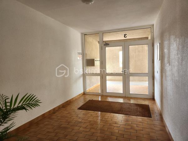 04160 L'ESCALE.  EXCLUSIVITE
 Découvrez cet agréable APPARTEMENT T3 rénové en 2018, situé au REZ de CHAUSSEE d'une petite copropriété, calme, proche des commodités, parking offrant une pièce vie lumineuse grâce à la baie vitrée et un espace cuisine avec une buanderie, deux chambres et une salle d'eau avec toilettes.
Pas de vis à vis et vue agréable.
Charges annuelles de copropriété faibles et stables depuis 10 ans : 600 euros environ.
DPE en cours