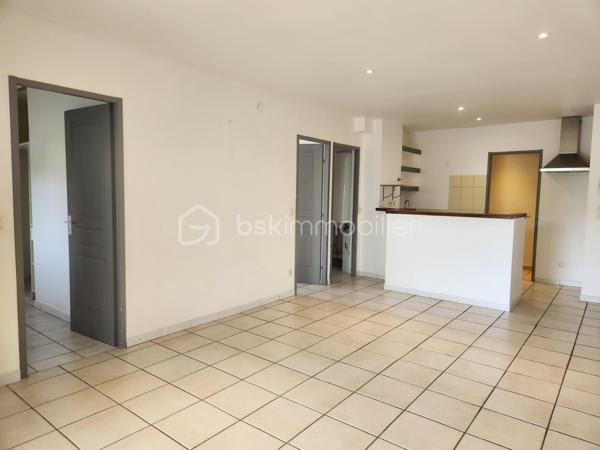 04160 L'ESCALE.  EXCLUSIVITE
 Découvrez cet agréable APPARTEMENT T3 rénové en 2018, situé au REZ de CHAUSSEE d'une petite copropriété, calme, proche des commodités, parking offrant une pièce vie lumineuse grâce à la baie vitrée et un espace cuisine avec une buanderie, deux chambres et une salle d'eau avec toilettes.
Pas de vis à vis et vue agréable.
Charges annuelles de copropriété faibles et stables depuis 10 ans : 600 euros environ.
DPE en cours