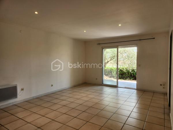 04160 L'ESCALE.  EXCLUSIVITE
 Découvrez cet agréable APPARTEMENT T3 rénové en 2018, situé au REZ de CHAUSSEE d'une petite copropriété, calme, proche des commodités, parking offrant une pièce vie lumineuse grâce à la baie vitrée et un espace cuisine avec une buanderie, deux chambres et une salle d'eau avec toilettes.
Pas de vis à vis et vue agréable.
Charges annuelles de copropriété faibles et stables depuis 10 ans : 600 euros environ.
DPE en cours