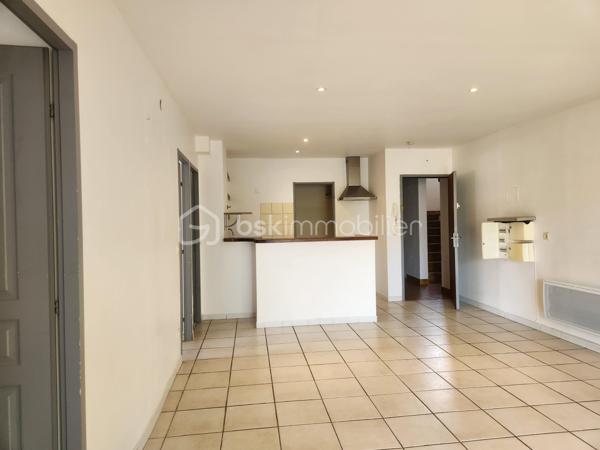 04160 L'ESCALE.  EXCLUSIVITE
 Découvrez cet agréable APPARTEMENT T3 rénové en 2018, situé au REZ de CHAUSSEE d'une petite copropriété, calme, proche des commodités, parking offrant une pièce vie lumineuse grâce à la baie vitrée et un espace cuisine avec une buanderie, deux chambres et une salle d'eau avec toilettes.
Pas de vis à vis et vue agréable.
Charges annuelles de copropriété faibles et stables depuis 10 ans : 600 euros environ.
DPE en cours