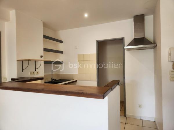 04160 L'ESCALE.  EXCLUSIVITE
 Découvrez cet agréable APPARTEMENT T3 rénové en 2018, situé au REZ de CHAUSSEE d'une petite copropriété, calme, proche des commodités, parking offrant une pièce vie lumineuse grâce à la baie vitrée et un espace cuisine avec une buanderie, deux chambres et une salle d'eau avec toilettes.
Pas de vis à vis et vue agréable.
Charges annuelles de copropriété faibles et stables depuis 10 ans : 600 euros environ.
DPE en cours