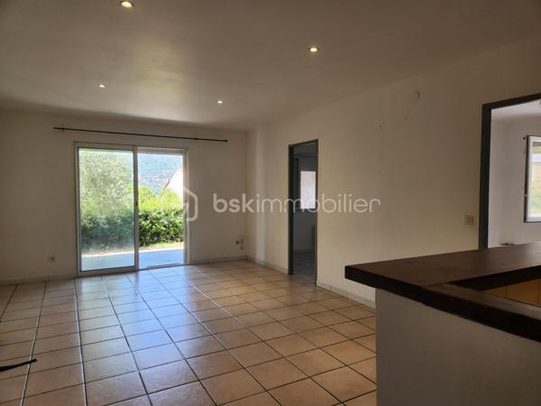 04160 L'ESCALE.  EXCLUSIVITE
 Découvrez cet agréable APPARTEMENT T3 rénové en 2018, situé au REZ de CHAUSSEE d'une petite copropriété, calme, proche des commodités, parking offrant une pièce vie lumineuse grâce à la baie vitrée et un espace cuisine avec une buanderie, deux chambres et une salle d'eau avec toilettes.
Pas de vis à vis et vue agréable.
Charges annuelles de copropriété faibles et stables depuis 10 ans : 600 euros environ.
DPE en cours