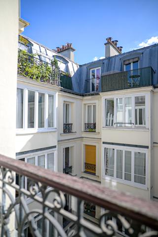 Paris 18 ème : 2 pièces de 35 m² avec cave dernier étage , calme et charme !