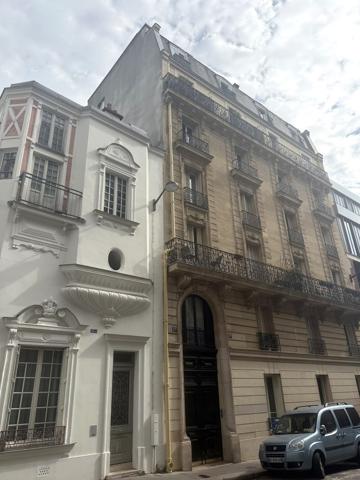 Paris 18 ème : 2 pièces de 35 m² avec cave dernier étage , calme et charme !