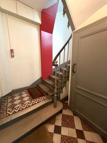 Paris 18 ème : 2 pièces de 35 m² avec cave dernier étage , calme et charme !