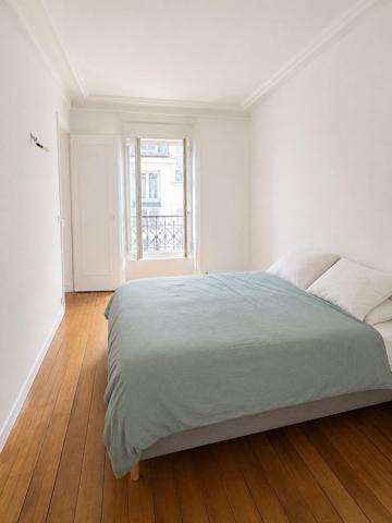 Paris 18 ème : 2 pièces de 35 m² avec cave dernier étage , calme et charme !