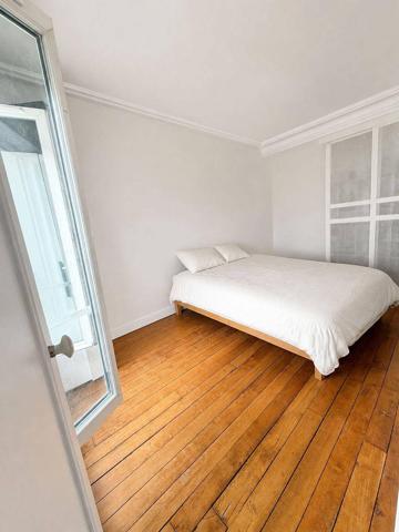 Paris 18 ème : 2 pièces de 35 m² avec cave dernier étage , calme et charme !