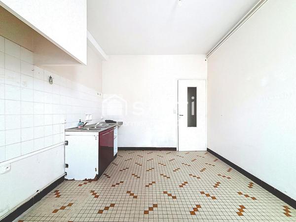 Idéalement situé en centre-ville : 3 chambres, 2 salle des de bains et jardin.