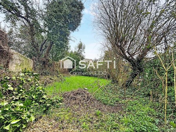 Idéalement situé en centre-ville : 3 chambres, 2 salle des de bains et jardin.
